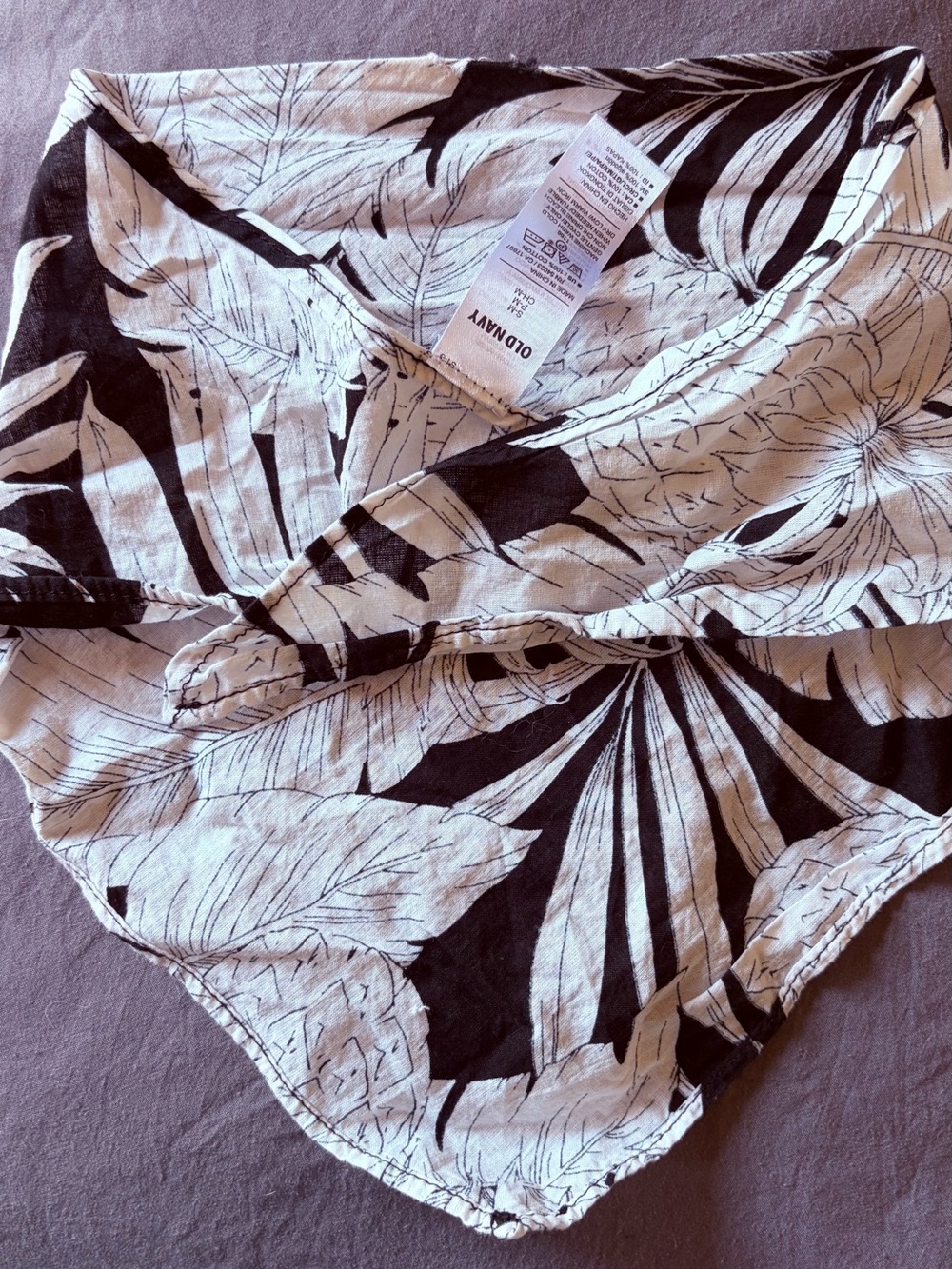 BLACK AND WHITE LEAF BANDANA